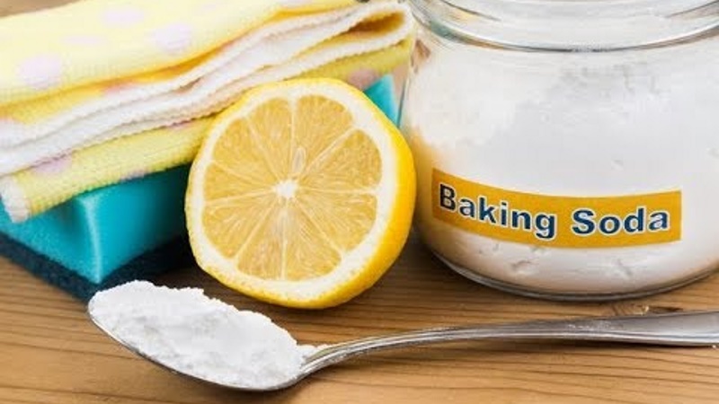 Sử dụng hỗn hợp baking soda với chanh để tẩy da chết

